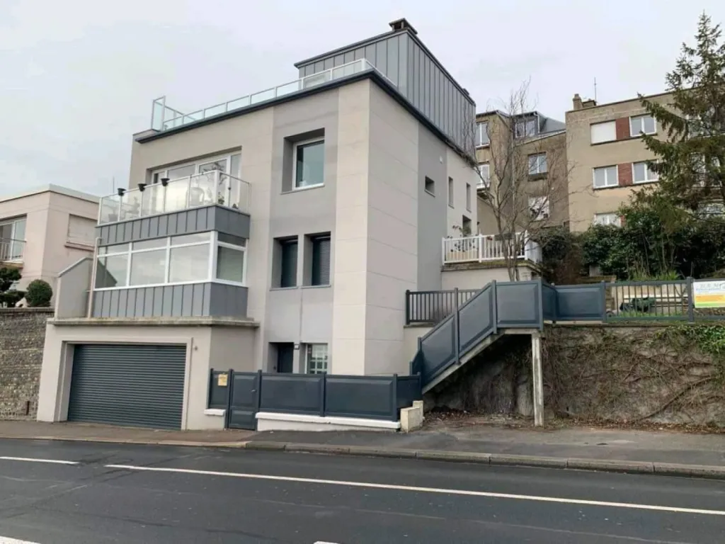 Réalisation d'une isolation par l'extérieur dans le secteur centre ville du Havre (76) - Normandie - Finition ravalement enduit projeté  aspect gratté