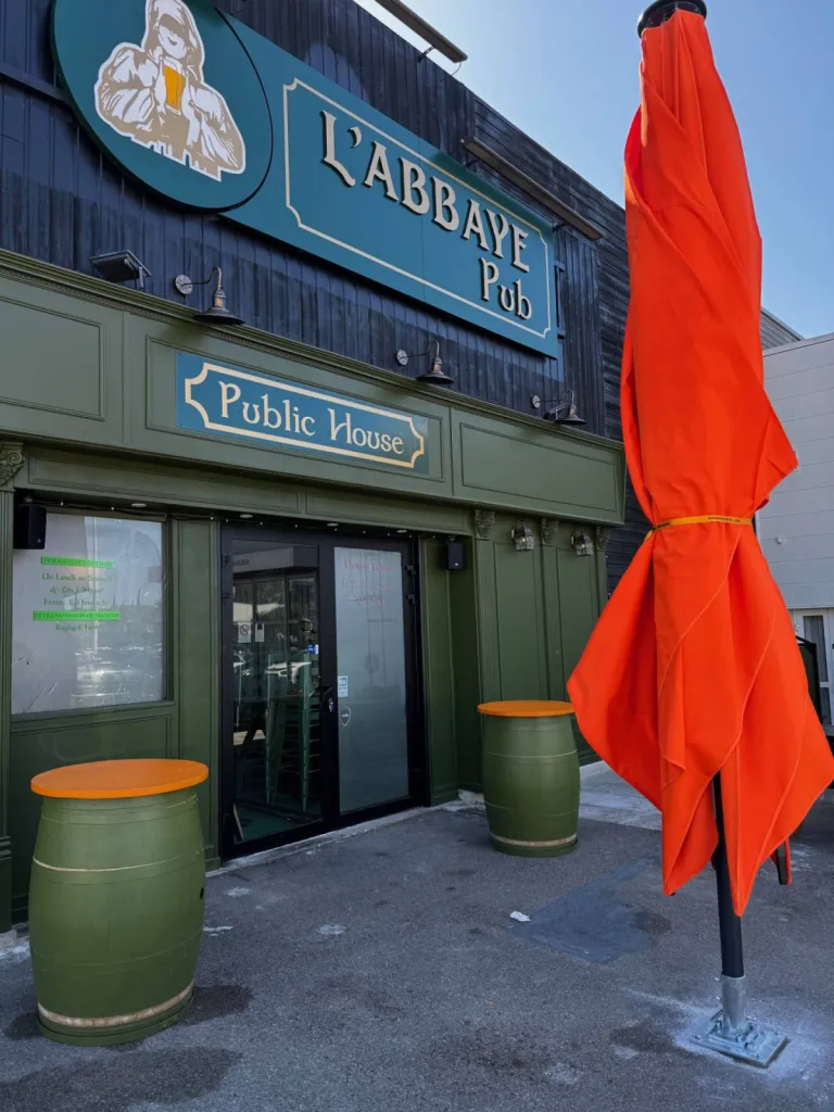 Pose d'un parasol sur un terrasse