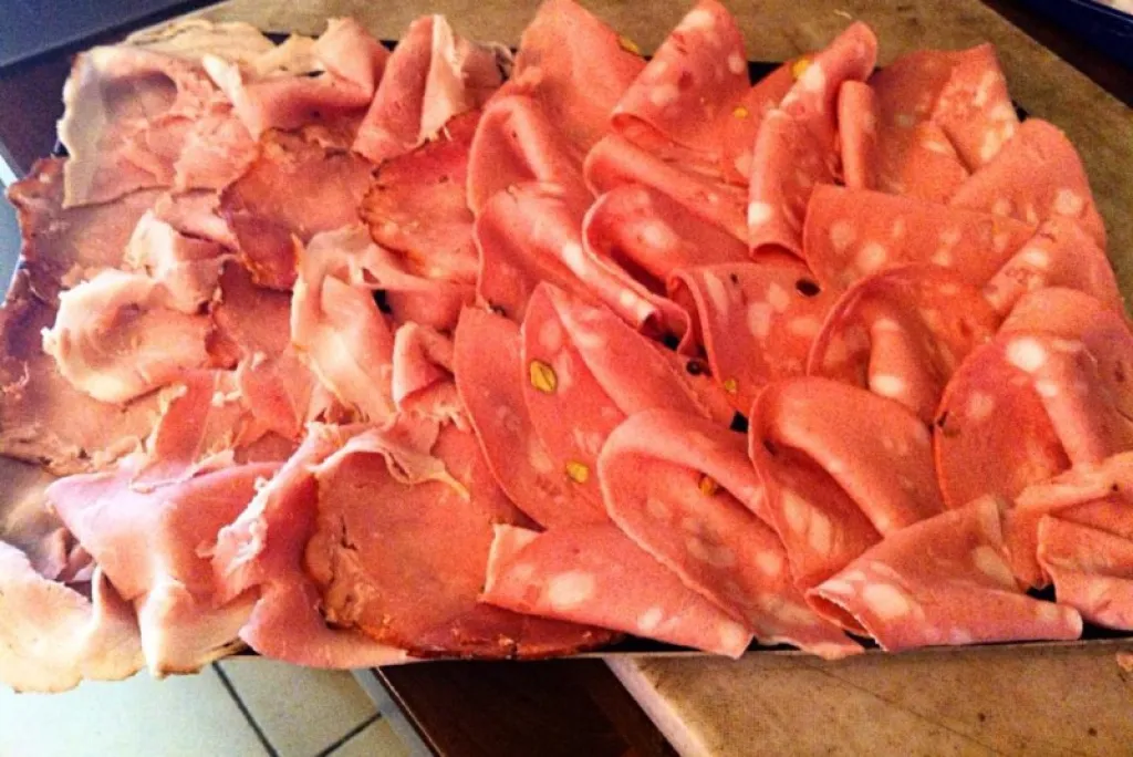 Mortadella di bologna avec pistaches, charcuterie spécialité de Bologne