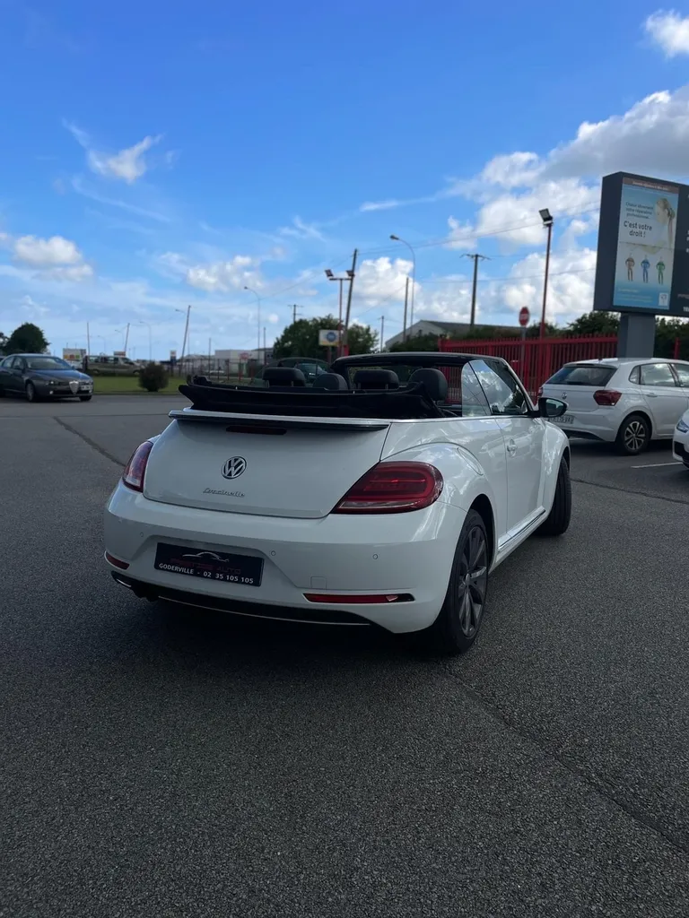 Volkswagen Coccinelle Beetle Cabriolet blanche d'occasion à Goderville proche Le Havre
