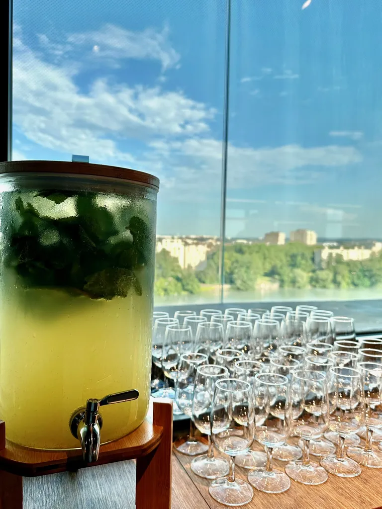 Une inauguration de locaux réussie à Lyon dans le Rhône graçe à un concept traiteur convivial et des bars mobiles originaux