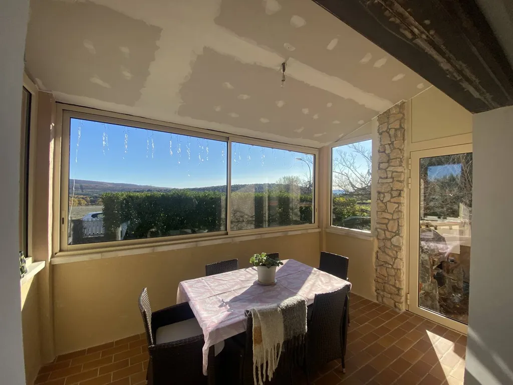 Installation d'une fermeture de terrasse en aluminium à Montsalier