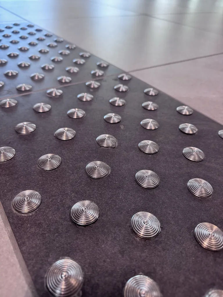 Perçage de carreaux 30x60 pour installation de clous podotactiles dans les escaliers de l’aéroport de Nice Terminal 2