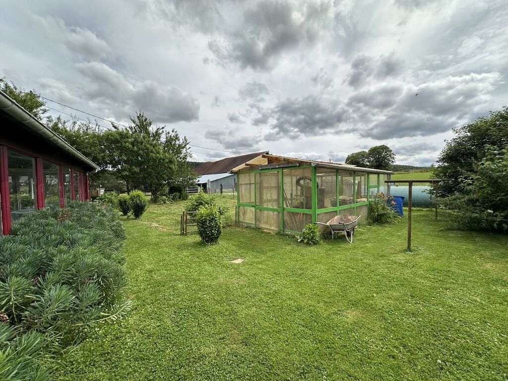 Vends : Maison de plain-pied de 68 m² avec véranda, terrain de 1000 m², proche de Lyons-la-Forêt. Idéale pour un projet de rénovation.
