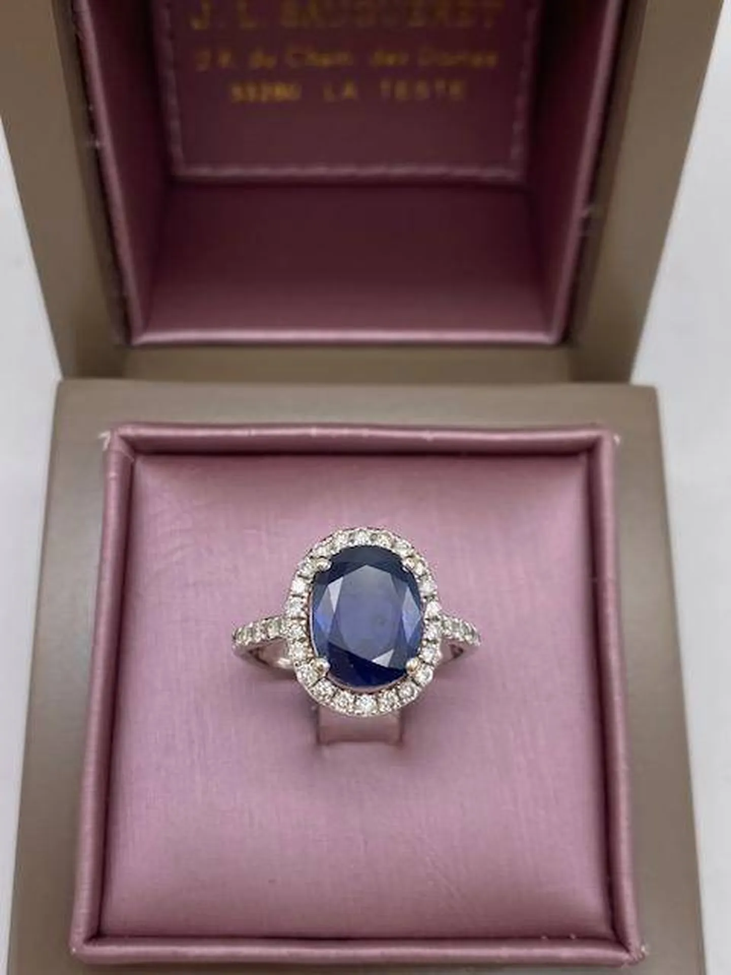 Bague en or blanc 750/1000ème saphir bleu de plus de 3 carats et pavage diaman ts en dépôt vente chez la bijouterie Or Ligne à La Teste en Gironde