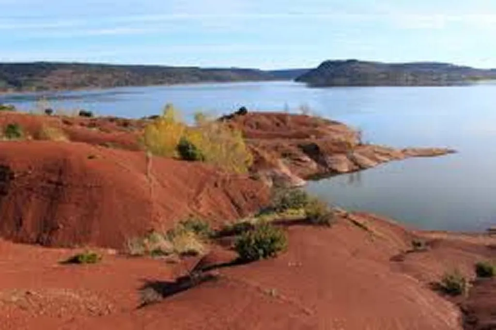 Le lac du Salagou à 45 min du Camping le Mas de la Plage à Vias -Plage