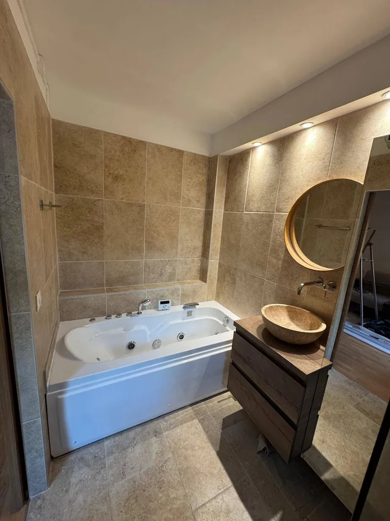 SALLE DE BAIN AVEC CARRELAGE IMITATION TRAVERTIN / GRES CERAM BEIGE CANTAL SAVOIA