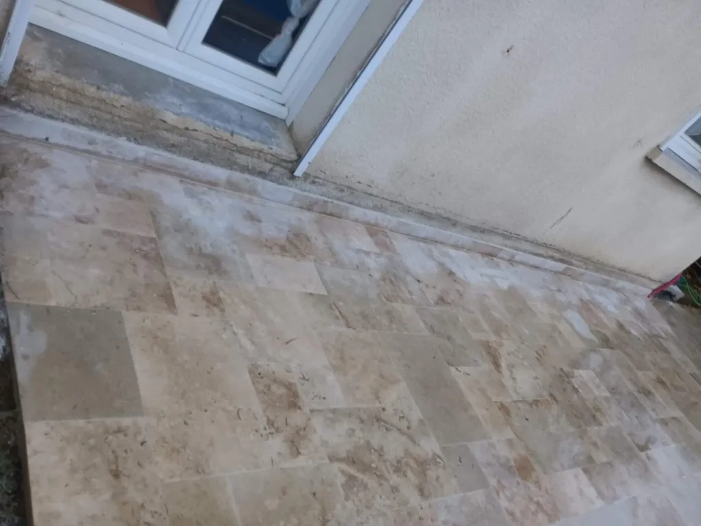 Rénovation piscine béton avec pose travertin opus et margelles beige à Tournefeuille