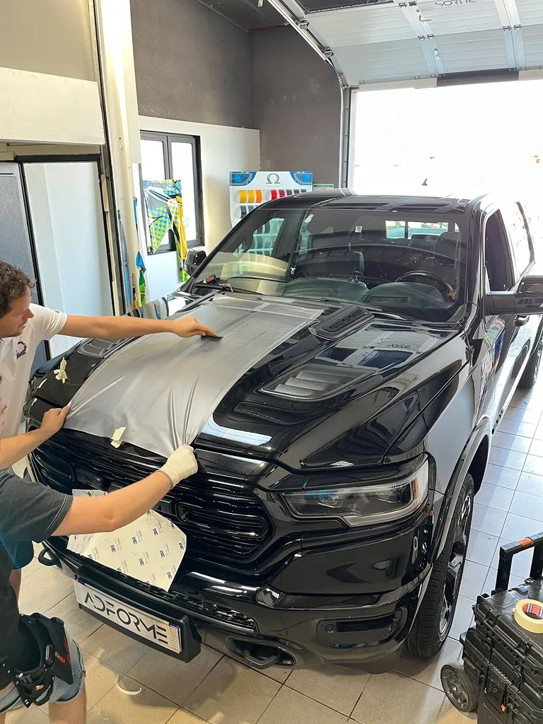 Application de sticker bandes sur un Dodge RAM de Grenoble en Auvergne-Rhône-Alpes