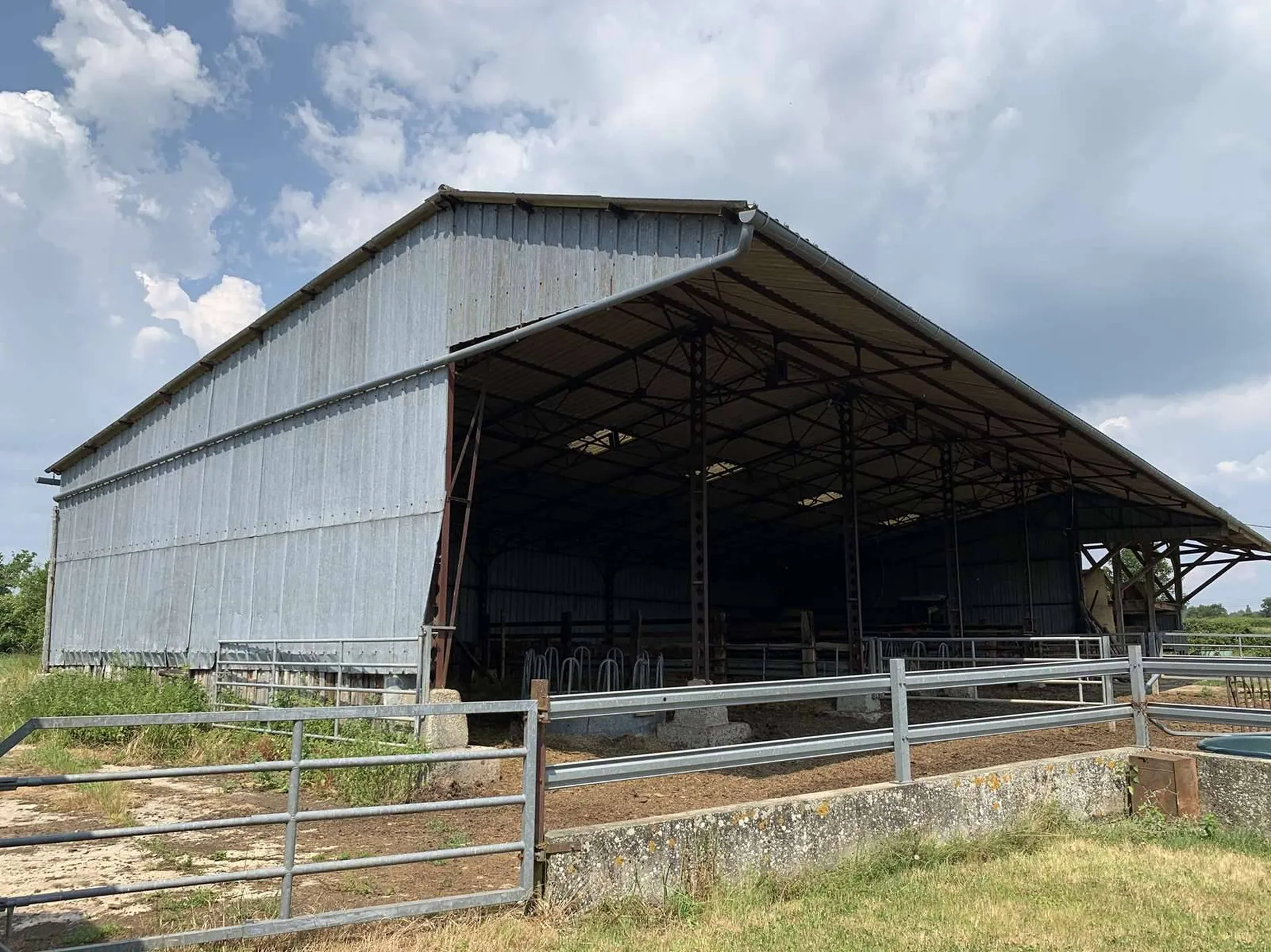 A acquérir, dans le Pays d'Auge, dans le secteur des HARAS dans le département de l'ORNE 61, entre ALMENECHES 61570 et LE HARAS DU PIN 61310, domaine agricole sur 47 hectares.