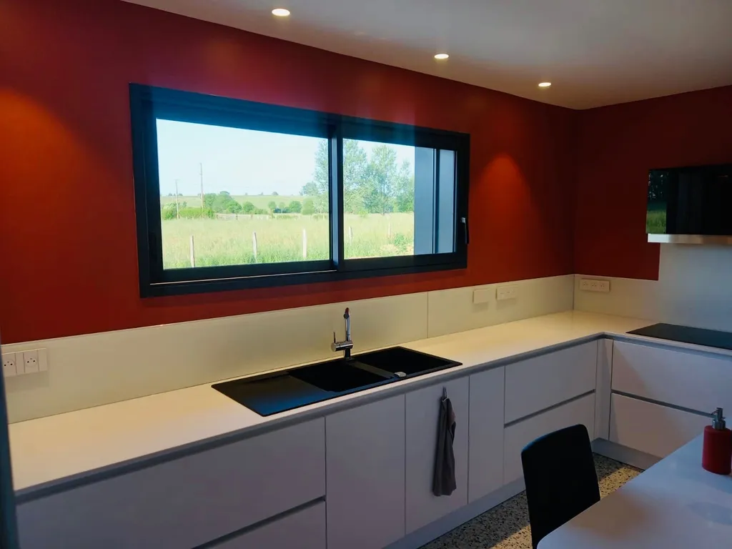 installation à Ecully dans cuisine contemporaine, verre laqué blanc