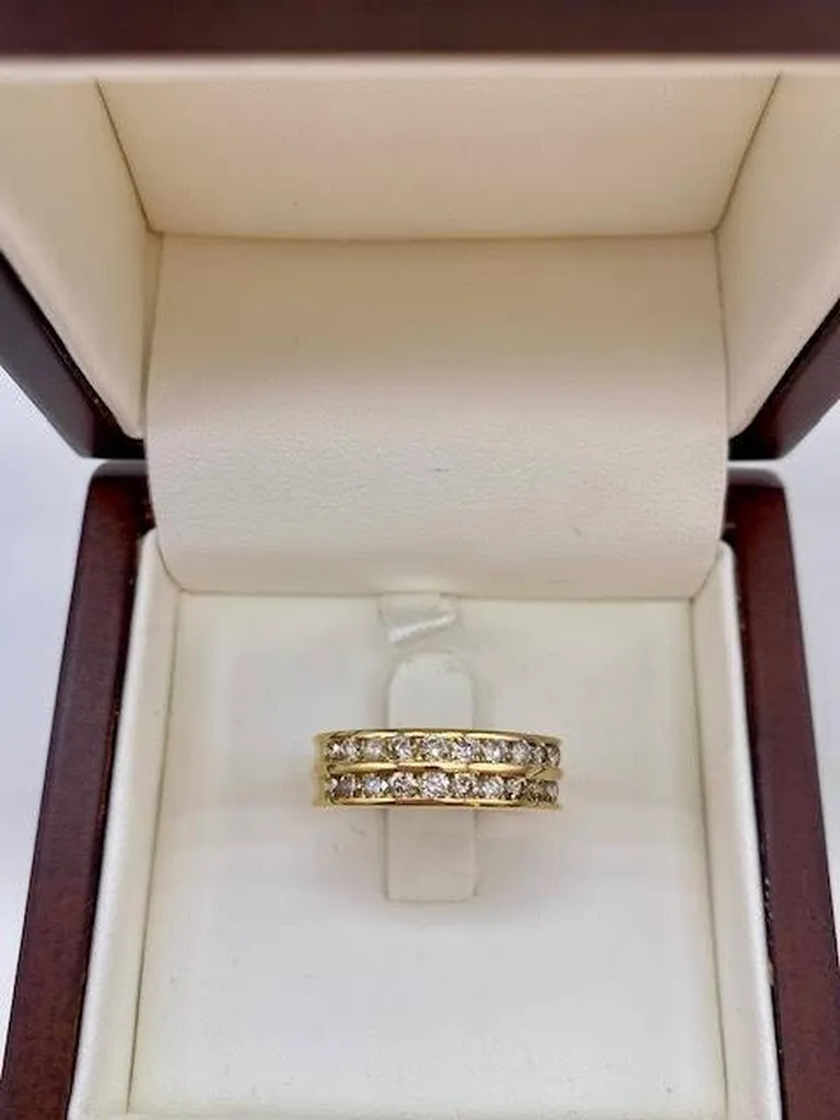 Double Rangée de Lumière : La Bague en Diamants et Or à Acquérir Absolument