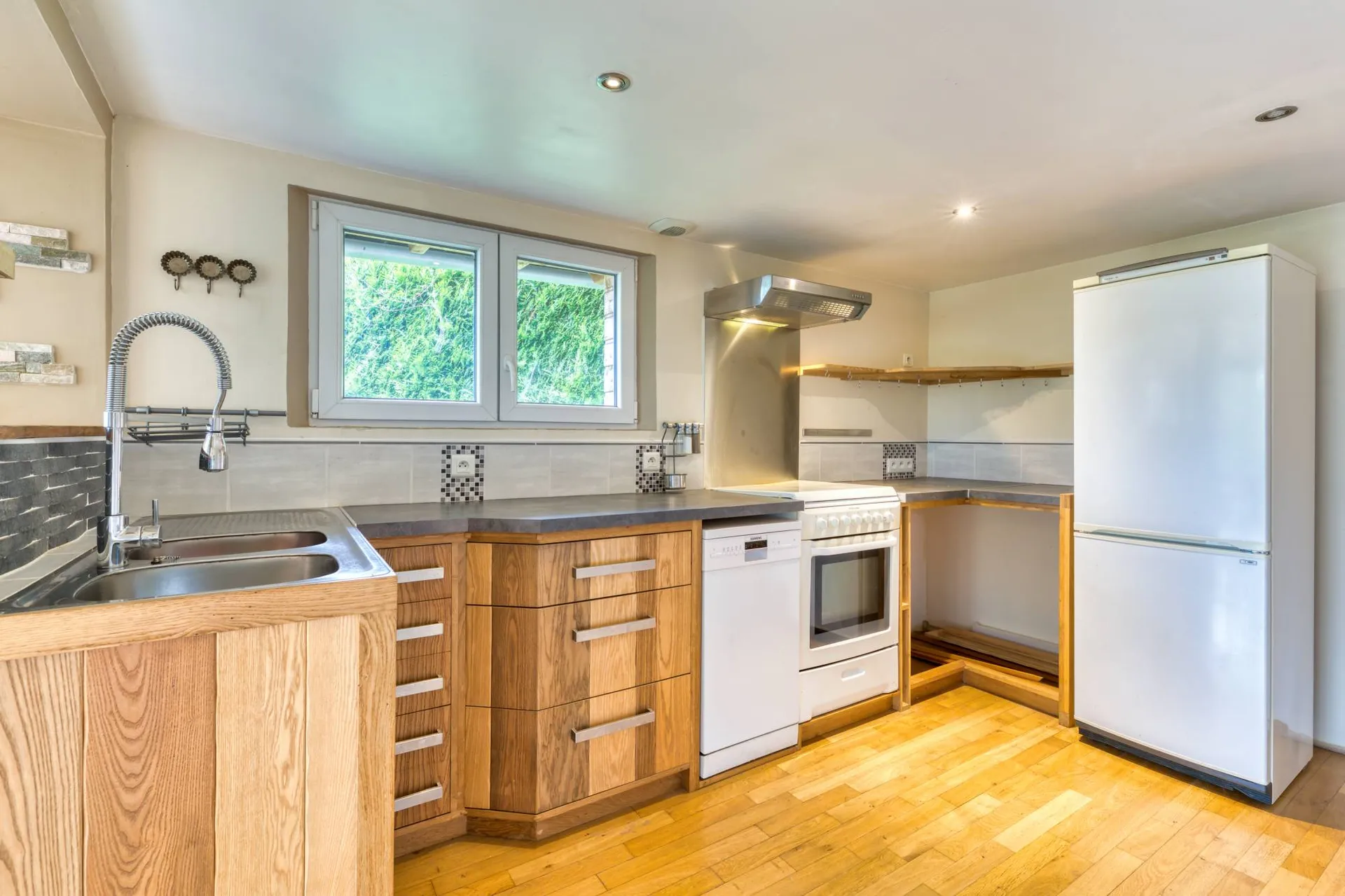 Vends chalet avec appartement indépendant de 34 m2, avec son entrée privée, est idéal pour recevoir ou pour générer un revenu locatif supplémentaire.