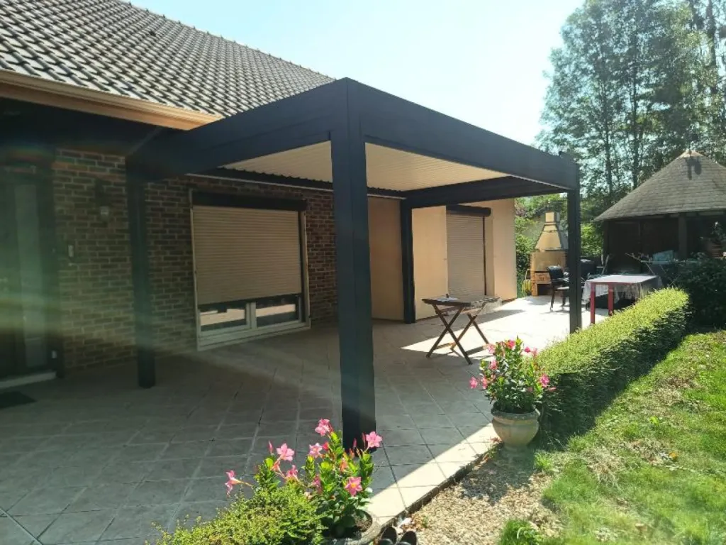 Installation d'une pergola bioclimatique aluminium motorisée avec stores intégrés et éclairage LED à Quetigny