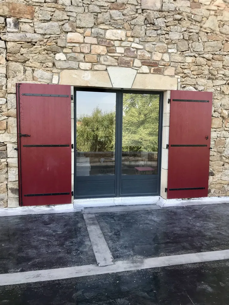 Pose de volets en Pose menuiseries en aluminium double vitrage dans le secteur du Pont du Gard