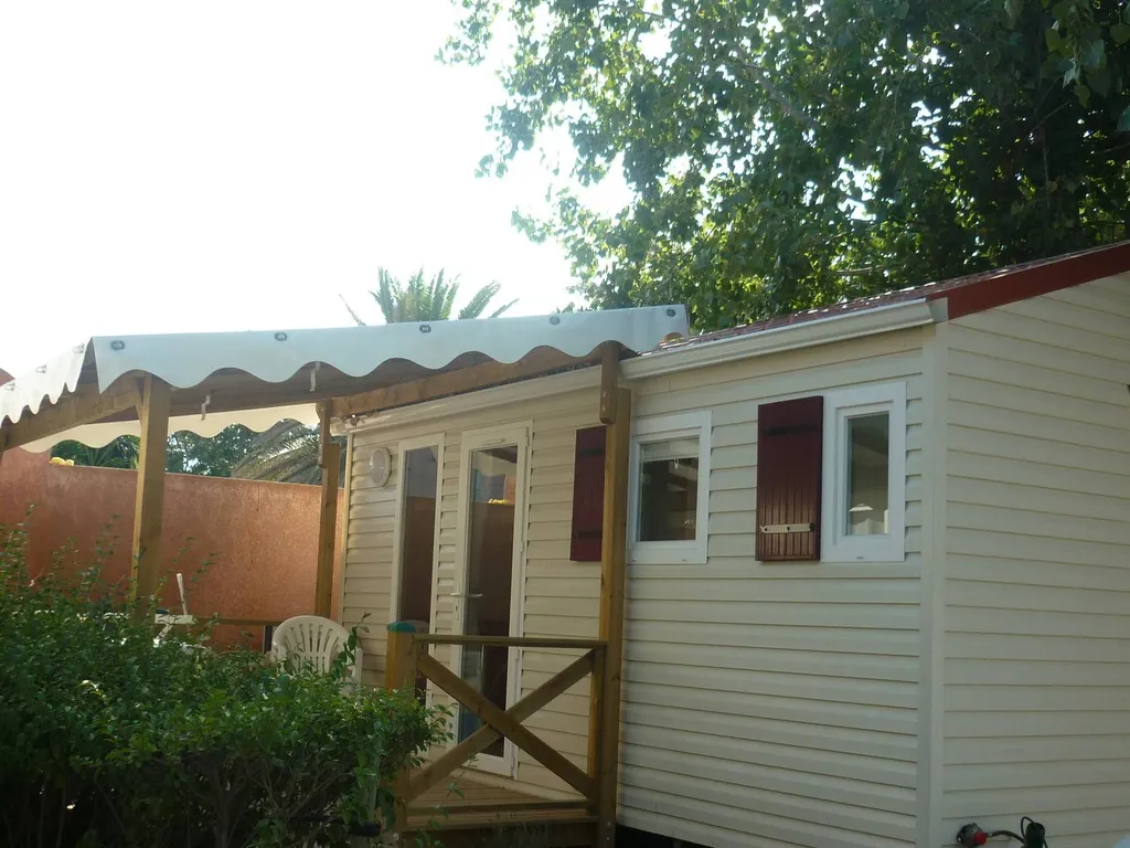 mobil home 4 personnes climatisé 2 chambres côté piscine dans le 34 bord de mer 