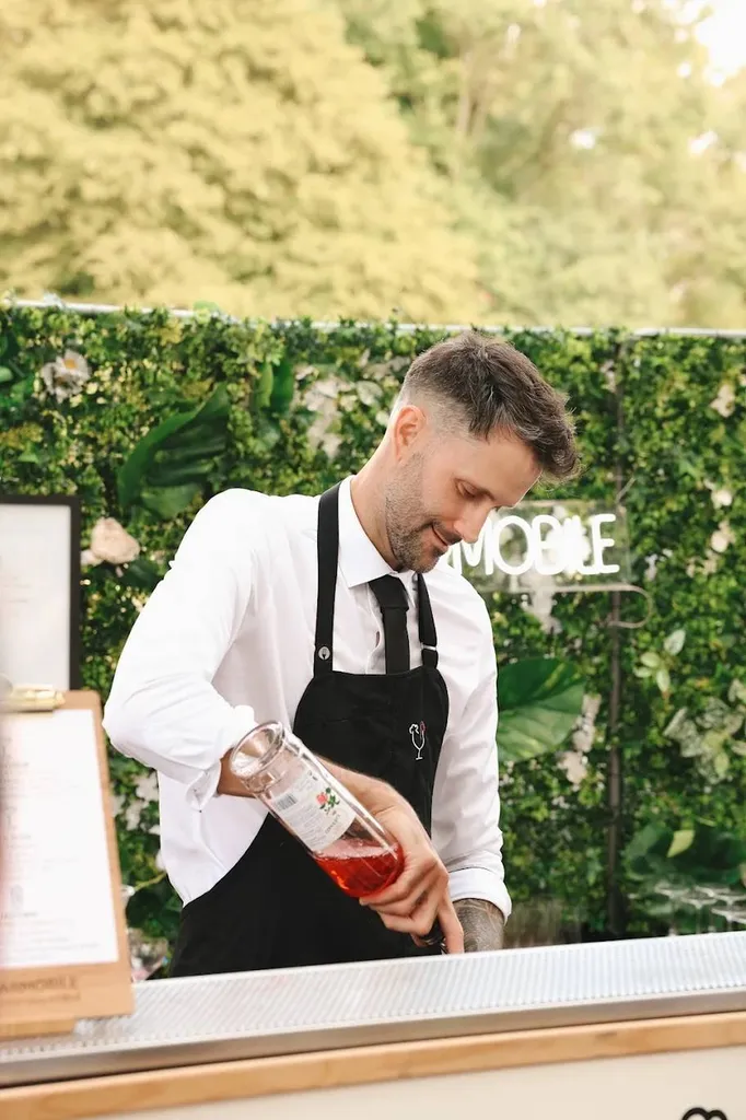 LA BARMOBILE en pleine animation cocktail lors d’un événement à Lyon