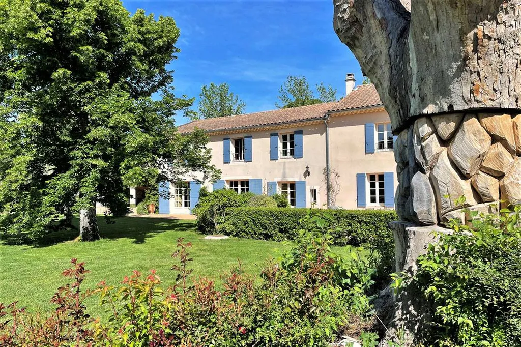 Façade d'un mas provençal en Luberon