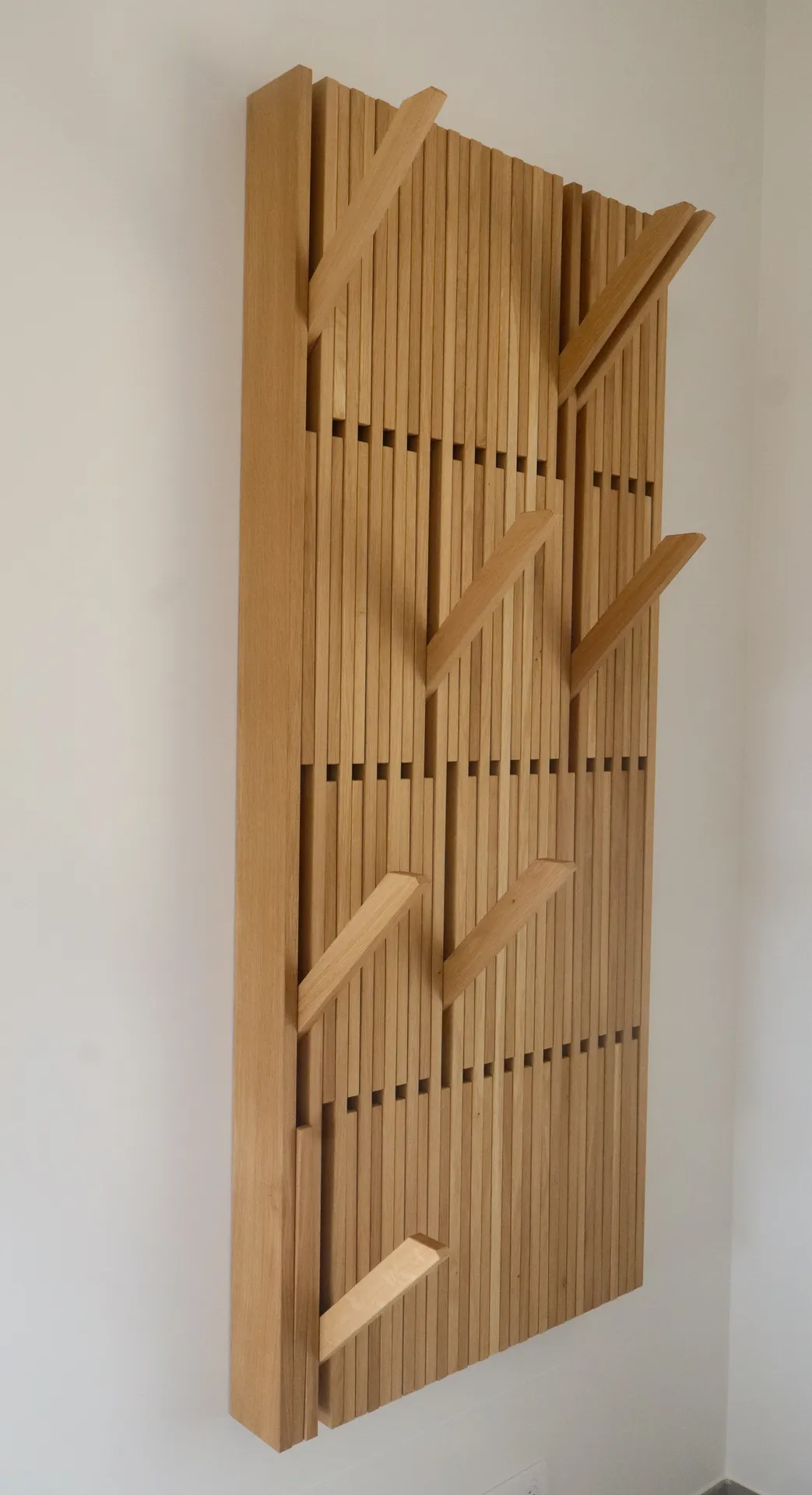 Porte manteau à Chauzon en Sud Ardèche pour optimiser votre entrée avec le savoir-faire de Willy Menuiserie.