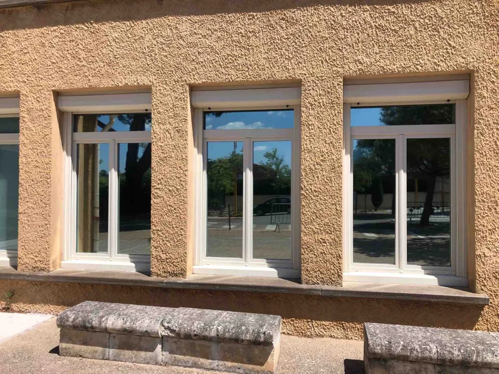 Pose de films anti chaleur sur une école à Toulon