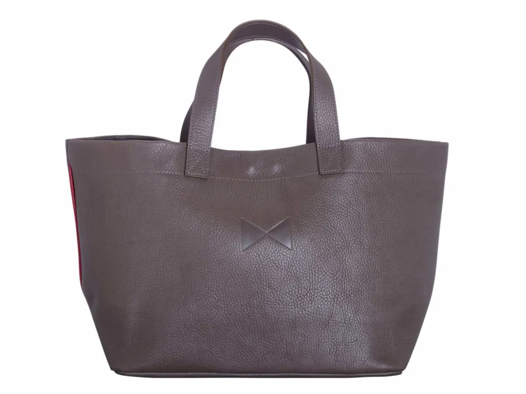 prises de vue maroquinerie packshot sac à main taupe