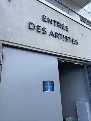 Chauffeur privé VTC expert pour le transport d’artistes, comédiens et équipes techniques de productions audiovisuelles garantissant confidentialité et logistique sur les tournages à Nancy, Metz...