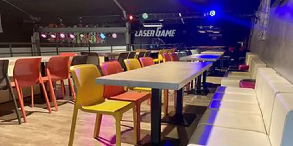 Planifier un anniversaire enfant avec parties de laser game et table de goûter réservée à Manosque