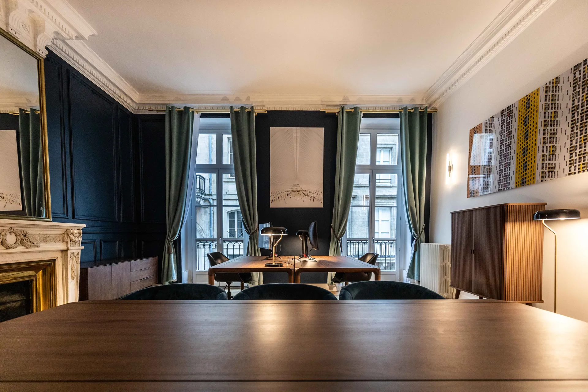 Aménagement haut de gamme de bureaux professionnels AKIKO Architecture à Bordeaux centre proche des Quinconces