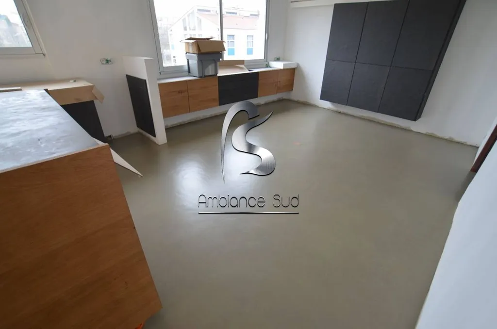 SOL EN BETON CIRE TALOCHE BEIGE SUR CHAPE FLUIDE A MANOSQUE