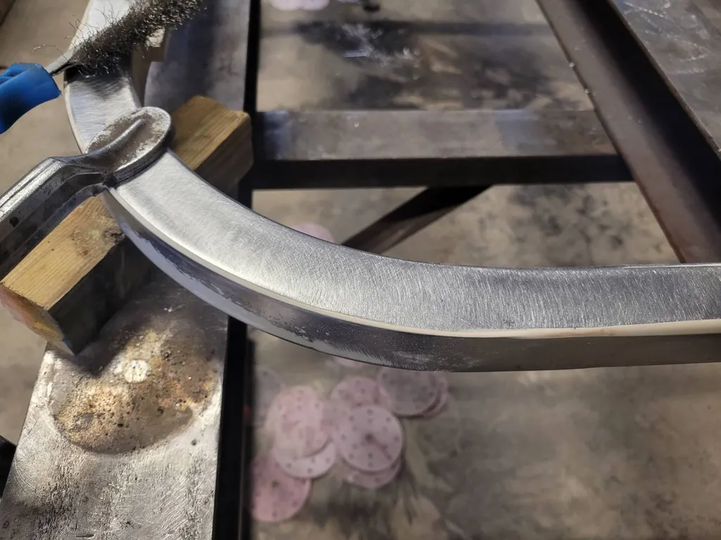 Cintrage d’une pièce en acier – Fargues-Saint-Hilaire, Gironde | Travail de précision pour des courbures impeccables et une résistance optimale.