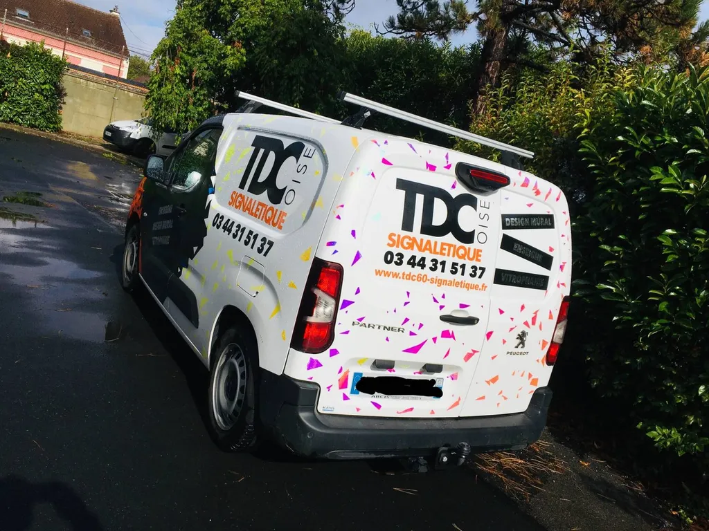 marquage véhicule personnalisé film dichroïque