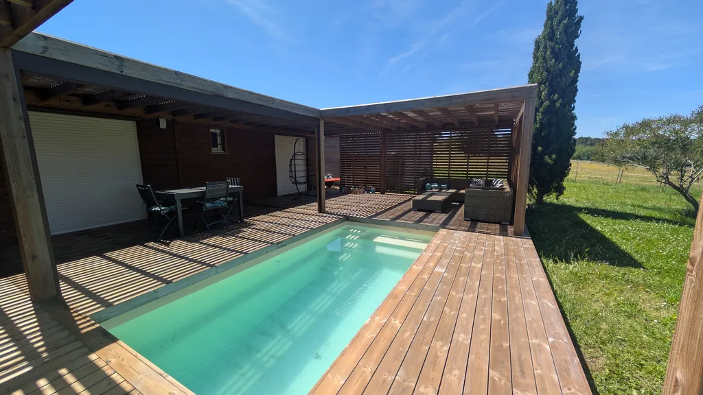 Terrasse en bois résineux Thermo'Pin et pergola Douglas sur mesure autour de piscine à Vaïssac en Tarn-et-Garonne
