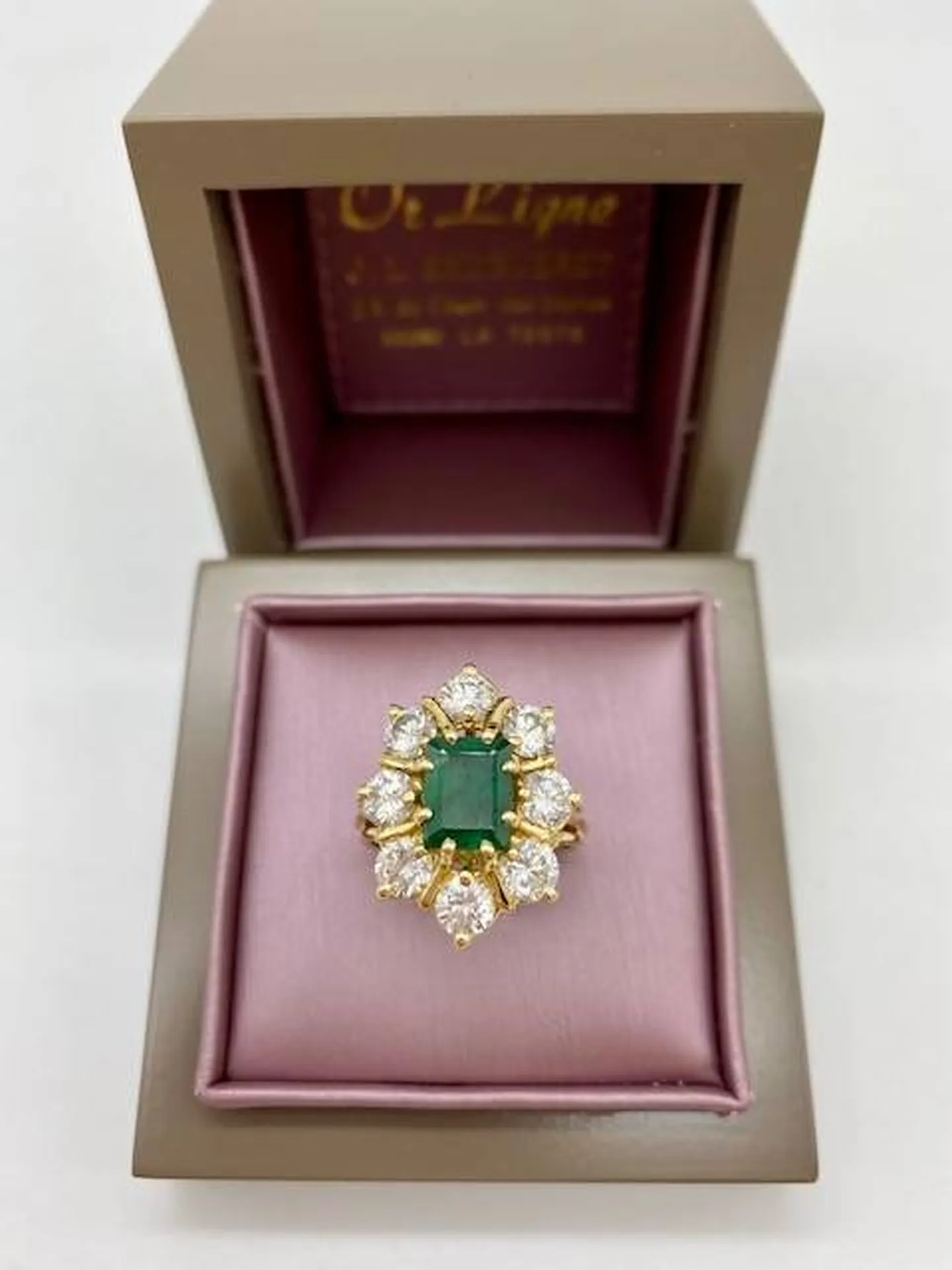 Bague émeraude rectangulaire 1.5 carat et entourage diamants occasion Or Ligne Bordeaux Bassin d'Arcachon