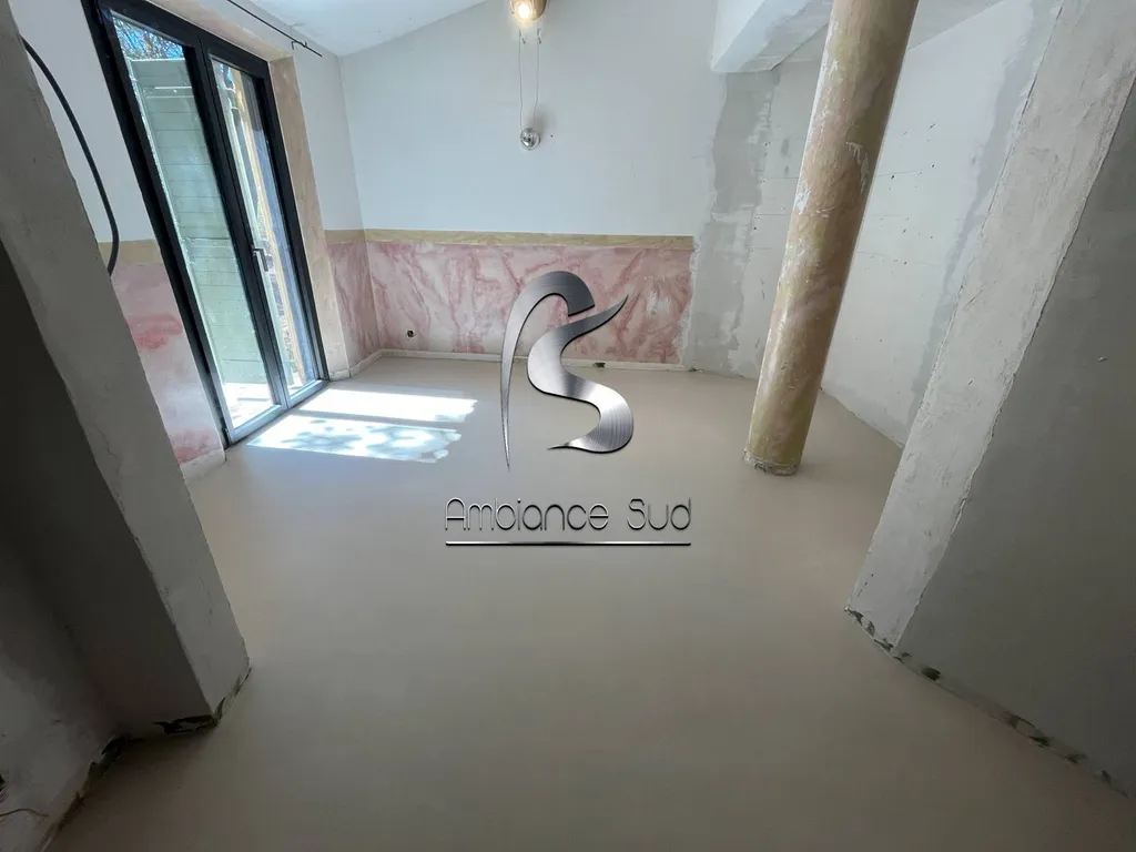 Rénovation des sols d’une maison en résine minérale effet béton ciré à Venelles à côté d’Aix-en-Provence