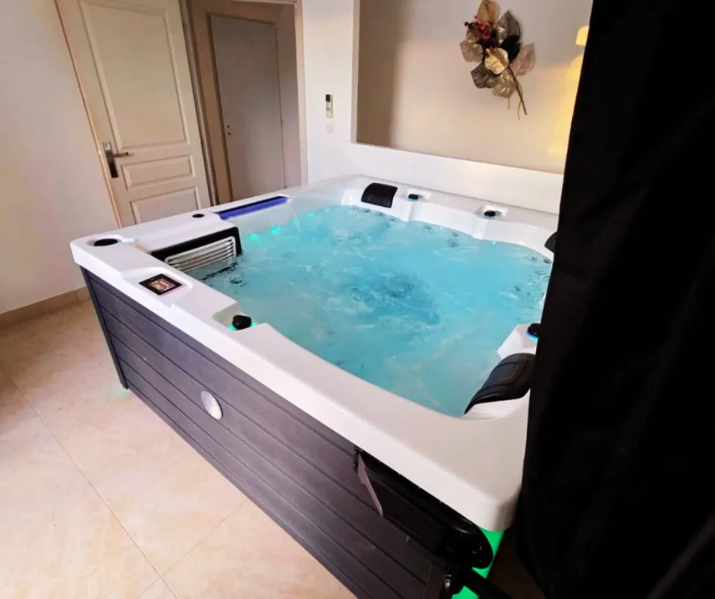 Installation et pose Spa thérapeutique cinq places avec deux allongées à St Siffret proche Uzès et St Maximin