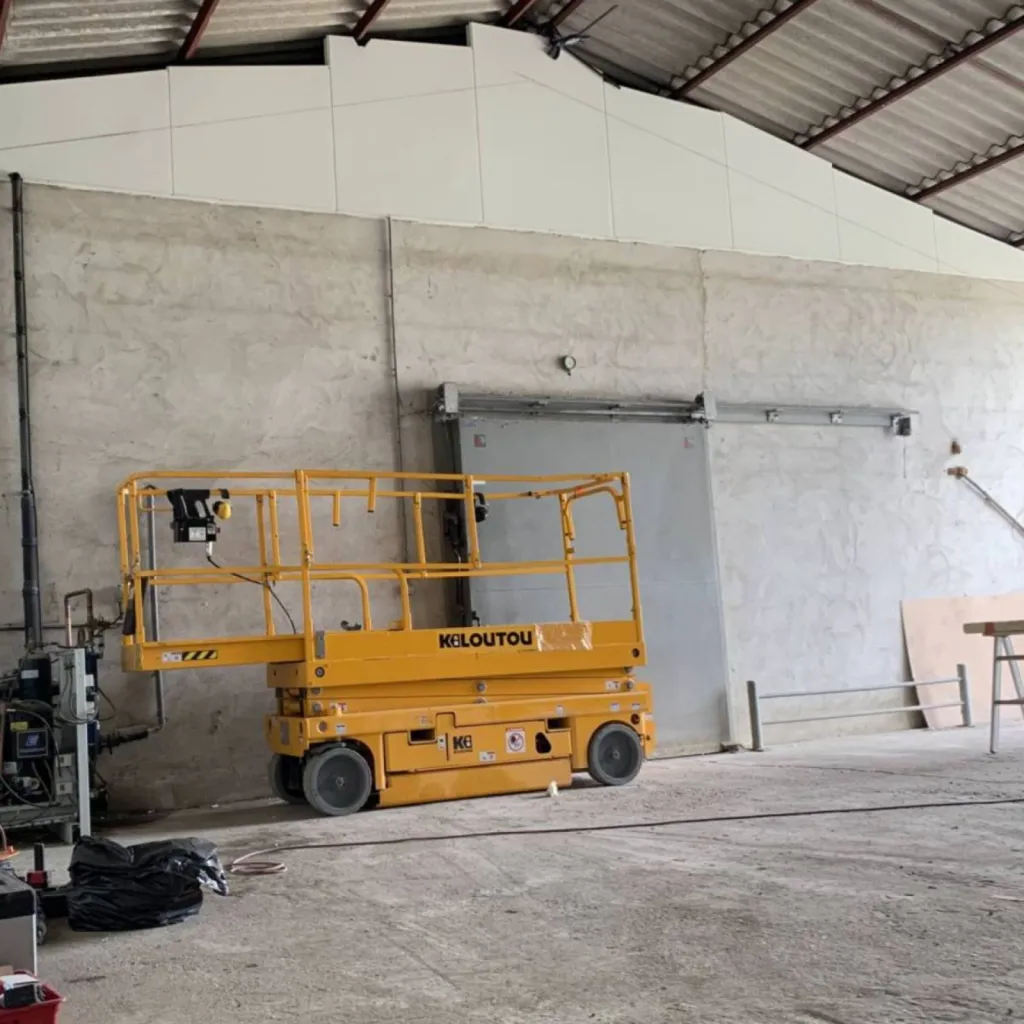 préparation de la mise en place de la double pente pour la chambre froide en panneaux isotherme pour un producteur de fruit en gironde 