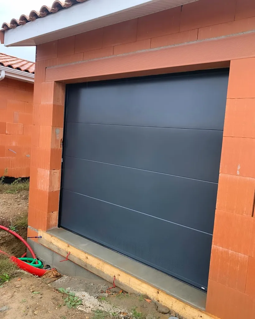 Fourniture et pose de porte de garage sectionnelle et pose d'un automatisme à Noé en Haute-Garonne