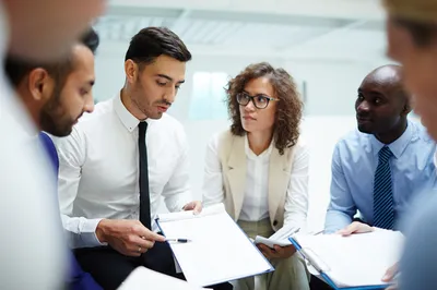 Échange professionnel autour du financement d’une formation, illustrant les démarches administratives et les dispositifs d’accompagnement disponibles.