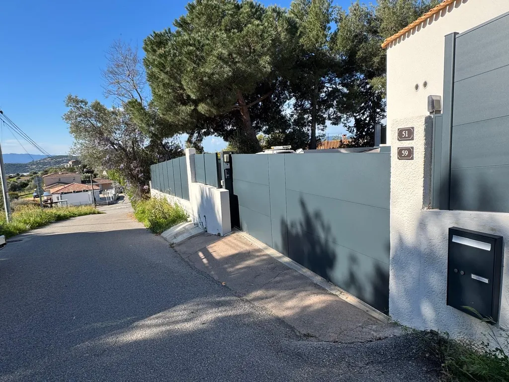 Portail Kostum Sianna motorisé FAAC Cyclo C720 avec visiophone Intratone 