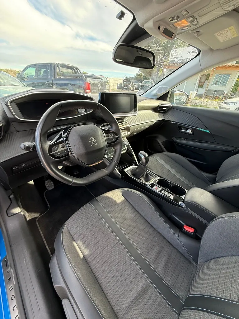  PEUGEOT 208 1.2 PURE TECH 75 CHEVAUX FINITION ALLURE
