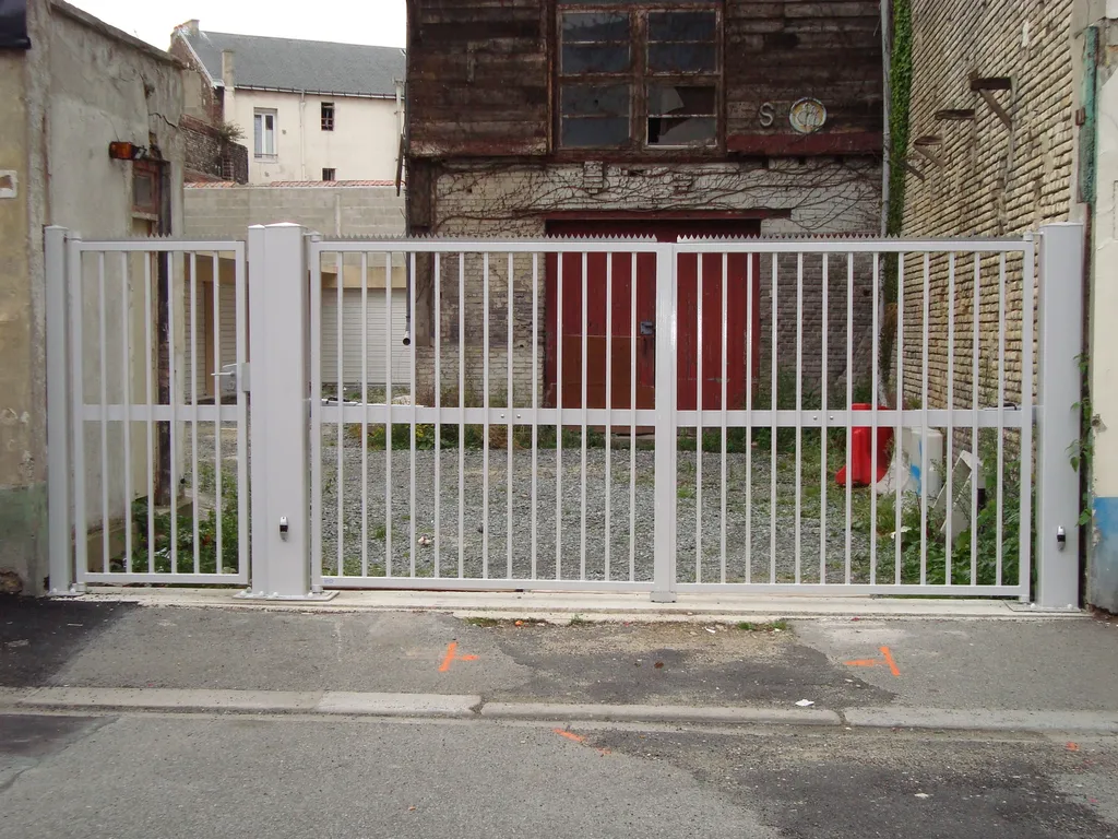 Installation de Portails Battants Motorisés pour Copropriété à Pont-l'Évêque dans le Calvados (14) à proximité de Deauville et Lisieux