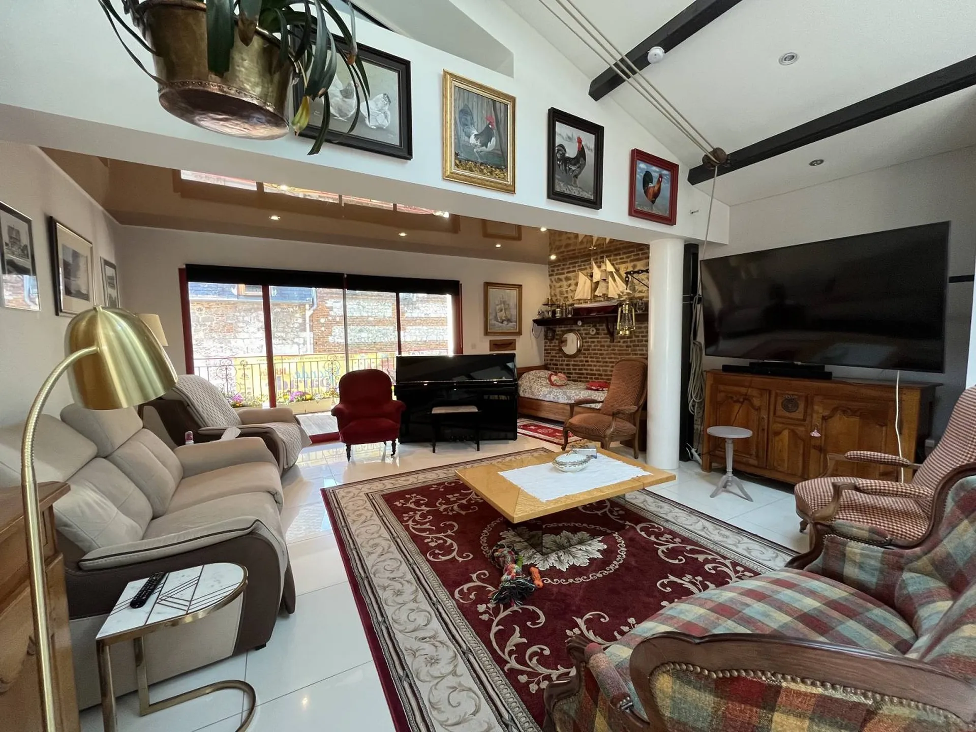 Ensemble immobilier, à vendre, avec ascenseur, situé en centre ville de Caudebec en Caux