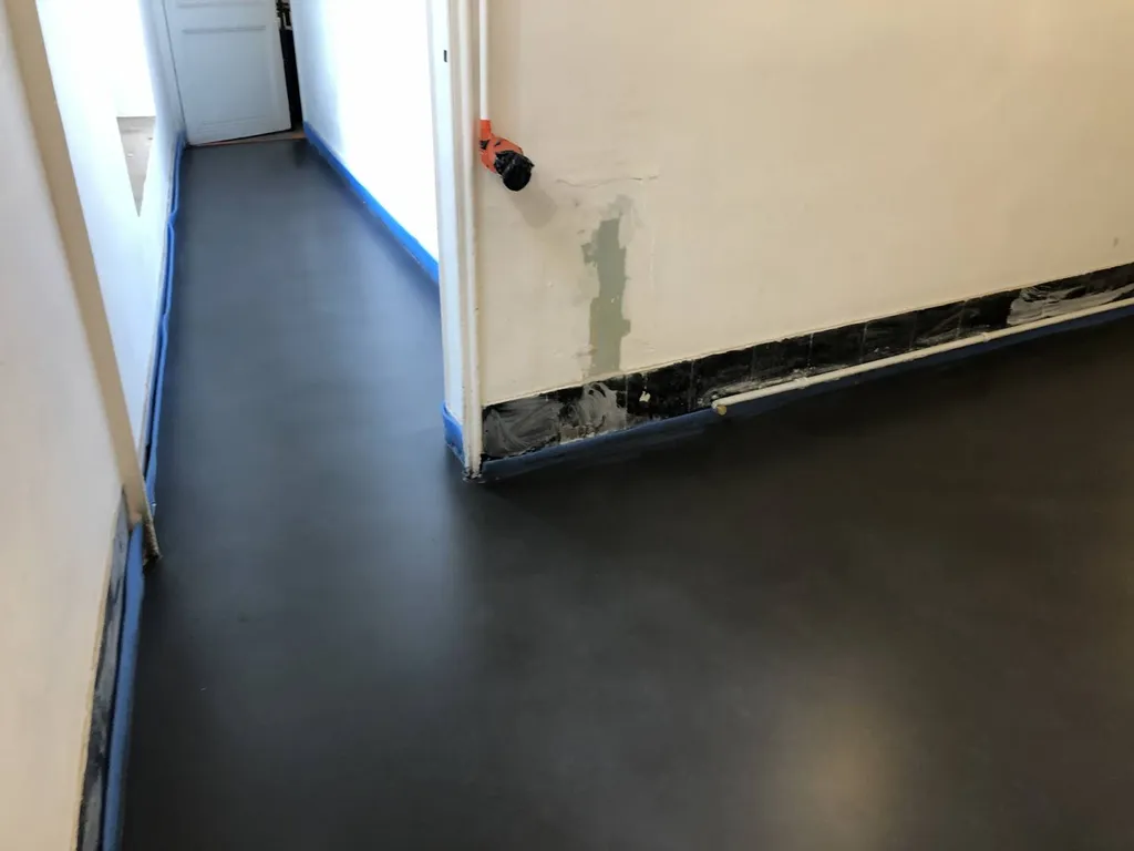 Revêtement de sol décoratif noir béton ciré Toulon Var 83