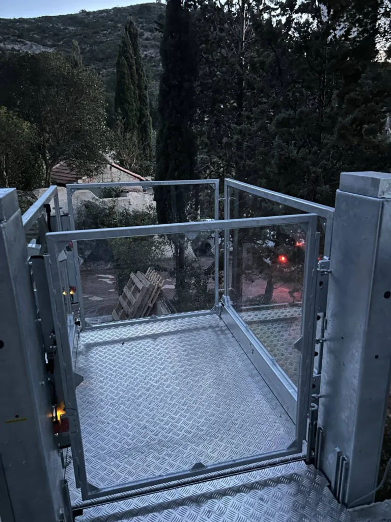 La plateforme verticale Strategos est dimensionnée pour acceuillir un fautueil roulant et transporter 400 kgs à Marseille