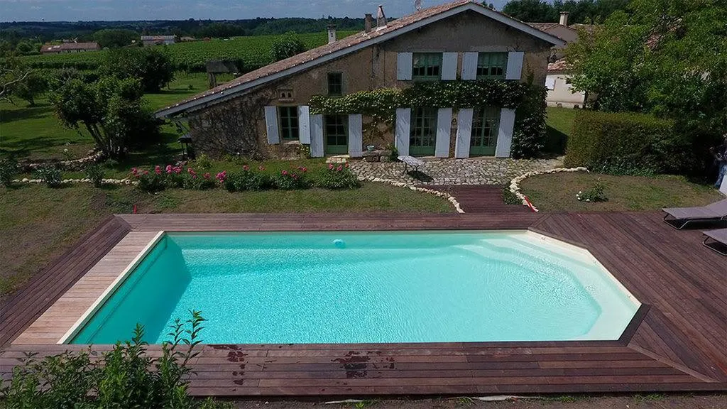 AGATE 11 m – piscine coque polyester haut de gamme avec fond incliné, volet roulant immergé et banquette XXL. Installation rapide à Hyères, Carqueiranne et Le Pradet.