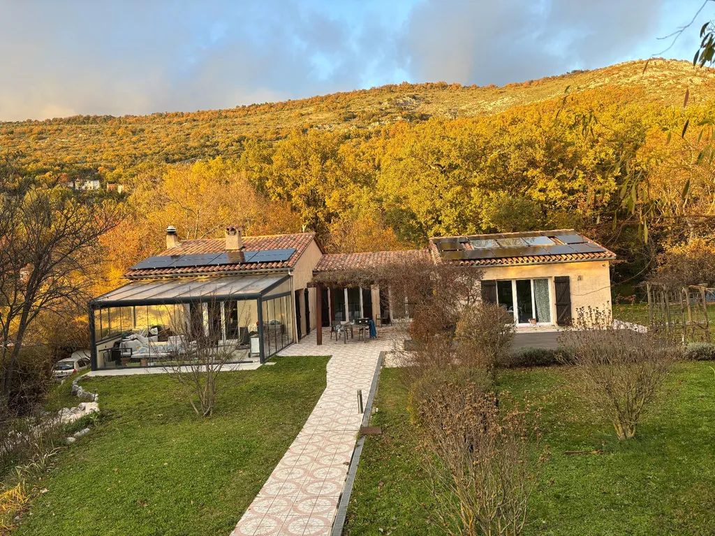 Installation de panneaux photovoltaïques (8,6 kWc) avec batterie et Backup Box pour autonomie sécurisée à Saint-Vallier-de-Thiey