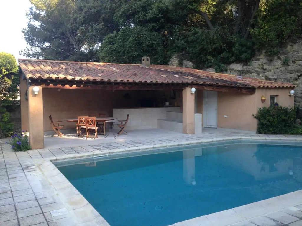 Réalisation d'un carrelage d'un poolhouse à proximité d'Aix en Provence