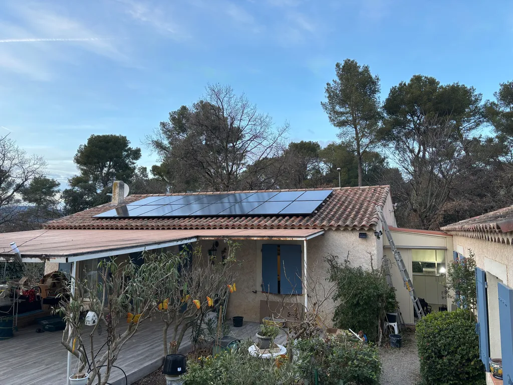 Installation de 8 panneaux photovoltaïques 400 W ( 3 kWc )pour autoconsommation solaire résidentielle au Beausset dans le Var