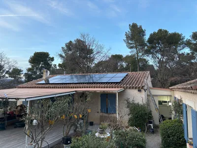 Installation de 8 panneaux photovoltaïques 400 W ( 3 kWc )pour autoconsommation solaire résidentielle au Beausset dans le Var
