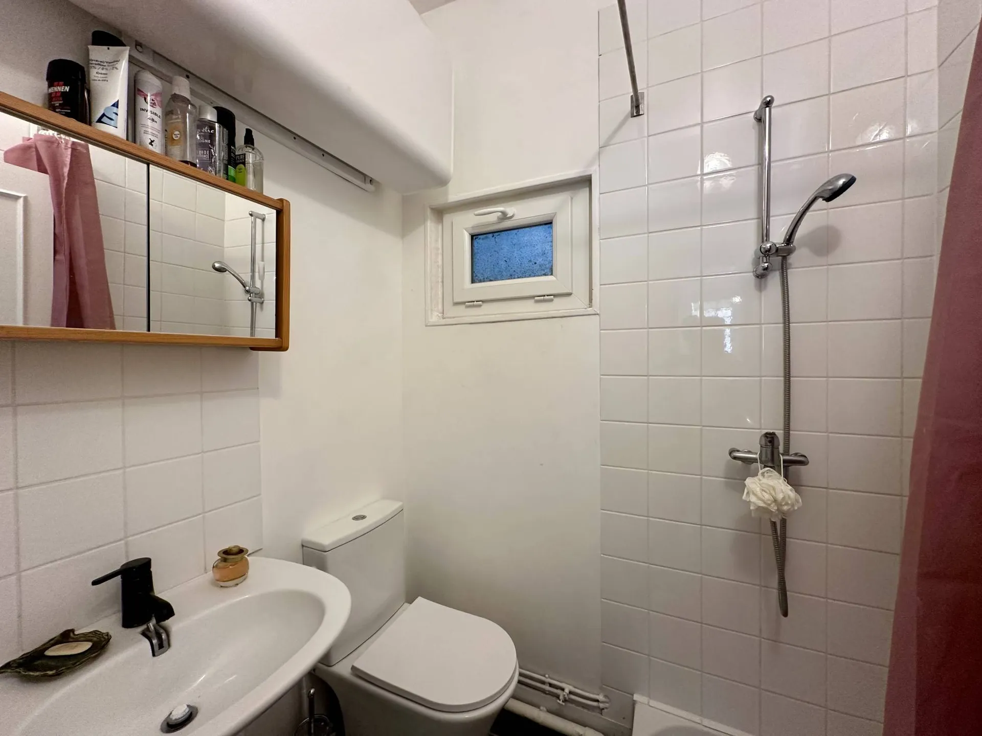 A vendre au premier étage, offrant calme et tranquillité.